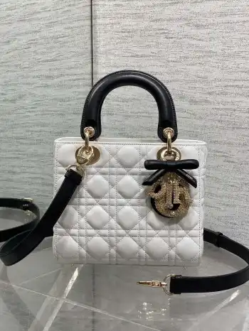 <p>现货<p>Lady最新款四格黑拼白蝴蝶结钻石扣戴妃包 采用小羊皮精心制作 人手一个必备的戴妃包 迷人优雅又气场十足 斜挎手拎也是女人味十足 经典时尚风格 ins和众多时尚icon都人手一个的美包 别错过哦 </p><p>size 20*17*8cm</p>