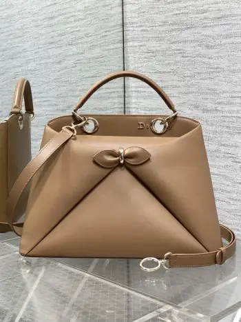 <p>Dior2026最新蝴蝶结手提包 把 蝴蝶结 焊在系列里.蝴蝶结也不再是小女生的甜腻感 新设计的轮廓与造型 配色 丰富 适配多人  甜酷平衡得刚好 0738</p><p>Size 33.5*23*10.5cm</p>