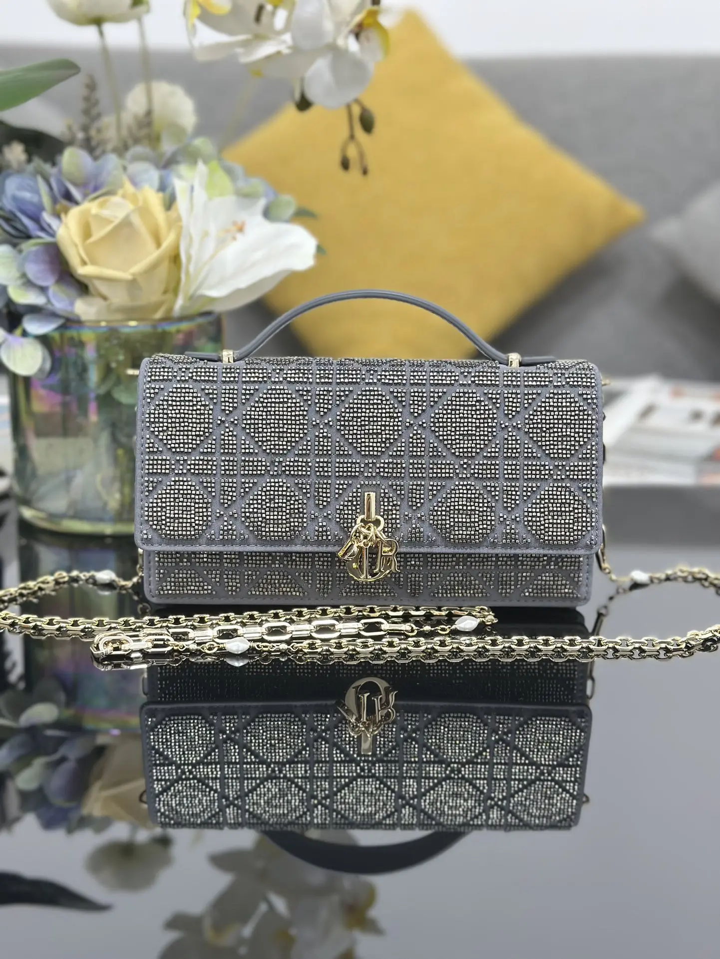 <p>Miss Dior 刺绣珠管深灰 链条包系列的新品 优雅实用 采用缎面精心制作 饰以流星缉面线 翻盖点缀以 D.I.O.R. 吊饰 两个隔层和拉链手拿包可收纳各种日常用品 可与日常或晚装造型搭配使用 经典的顶部手柄设计 搭配可拆卸链条肩带 可手提 肩背或斜挎 尺寸 21 x 11.5 x 4 厘米 型号M0997</p>