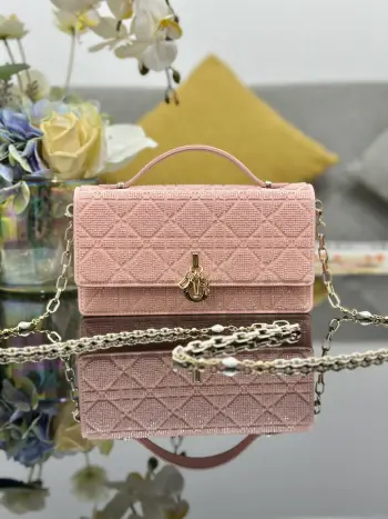 <p>Miss Dior 刺绣珠管浅粉 链条包系列的新品 优雅实用 采用缎面精心制作 饰以流星缉面线 翻盖点缀以 D.I.O.R. 吊饰 两个隔层和拉链手拿包可收纳各种日常用品 可与日常或晚装造型搭配使用 经典的顶部手柄设计 搭配可拆卸链条肩带 可手提 肩背或斜挎 尺寸 21 x 11.5 x 4 厘米 型号M0997</p>