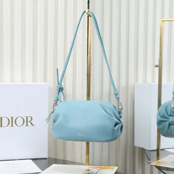 <p> 原厂级 蓝色饺子包</p><p>这款Dior Bow手拿包致敬Dior传承 彰显Dior的优雅标识和精湛工艺 柔软Oblique印花面料设计 灵感源自Dior Bow手袋的蝴蝶结 可斜挎 肩背或手提 </p><p>主体 羊皮革</p><p>里料 羊皮革 科技面料 </p><p>可调节 可拆卸的皮革肩带2个内部卡槽内含防尘袋意大利制造</p><p>尺寸 20×11×8cm</p><p>型号 3900</p>