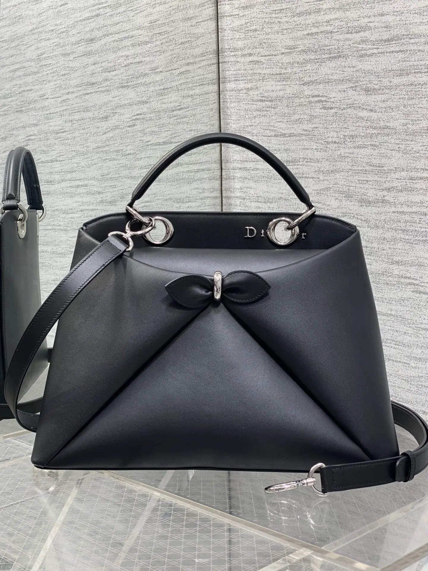 原单迪奥女包|高仿迪奥女包|精仿迪奥女包|一比一迪奥女包<p>Dior2026最新蝴蝶结手提包 把 蝴蝶结 焊在系列里.蝴蝶结也不再是小女生的甜腻感 新设计的轮廓与造型 配色 丰富 适配多人  甜酷平衡得刚好 0738</p><p>Size 33.5*23*10.5cm</p>