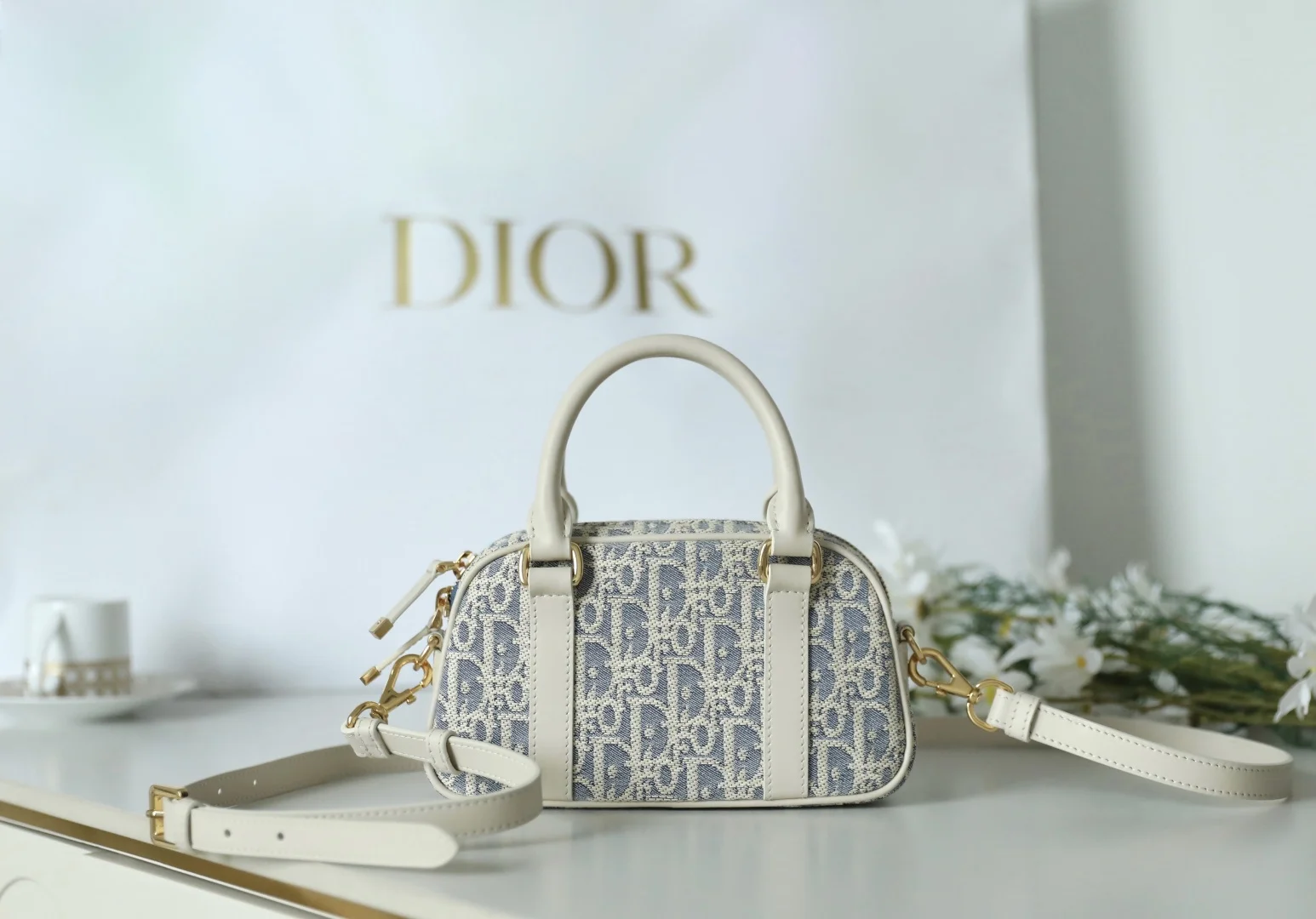 <p> ʚ𝗗-𝗩ɪʙᴇ 𝗘ᴀ𝘀ᴛ-𝗪ᴇ𝘀ᴛɞ保龄球 DR-𝟝𝟚𝟙</p><p>廓形时尚现代 令D-Vibe系列 </p><p>采用蓝色格纹布等材质精心制作 轻盈的棉质牛仔布饰以耐久的酒椰草线刺绣 突显 Oblique 印花 点缀以浅饼干色光滑牛皮革细节 </p><p>尺寸: 20.5 x 12 x 7cm</p>