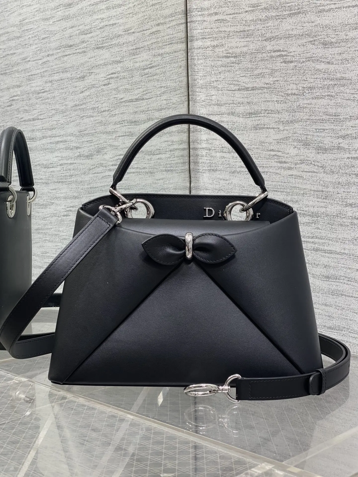 <p>Dior2026最新蝴蝶结手提包 把 蝴蝶结 焊在系列里.蝴蝶结也不再是小女生的甜腻感 新设计的轮廓与造型 配色 丰富 适配多人  甜酷平衡得刚好 0737</p><p>Size 28*18*8</p>