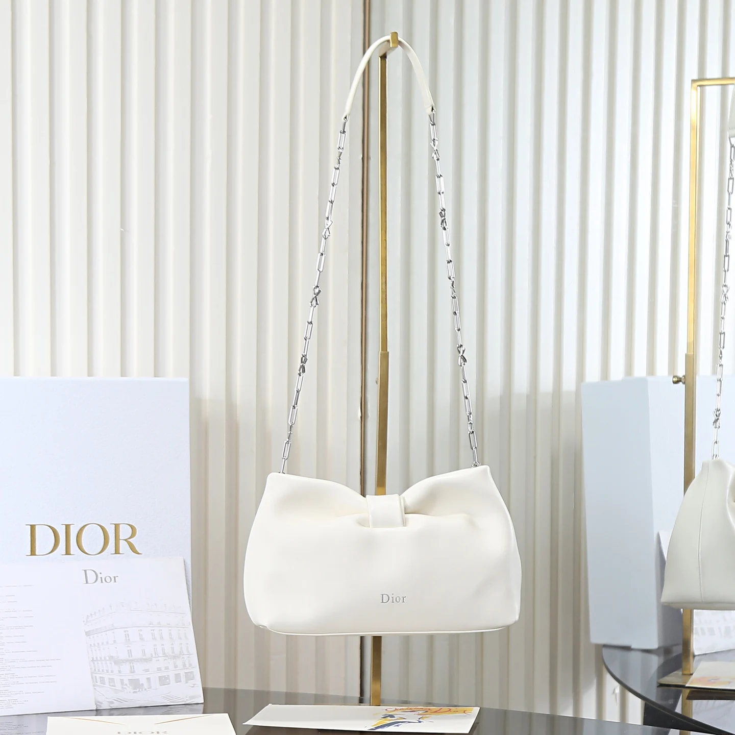 <p> 原厂级 小号 白色云朵包</p><p>Dior-LAMBSKIN 2026春夏新款LAMBSKIN链条包 全新的包形 羊皮革的质感 优雅大气 款式实用 可收纳各种日常用品 是日装和晚装的理想良伴 可拆卸链条以蝴蝶结点缀更显致 可手提或斜挎</p><p>Size 26*16*10cm</p><p>型号 0715</p>