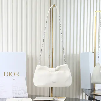 <p> 原厂级 小号 白色云朵包</p><p>Dior-LAMBSKIN 2026春夏新款LAMBSKIN链条包 全新的包形 羊皮革的质感 优雅大气 款式实用 可收纳各种日常用品 是日装和晚装的理想良伴 可拆卸链条以蝴蝶结点缀更显致 可手提或斜挎</p><p>Size 26*16*10cm</p><p>型号 0715</p>