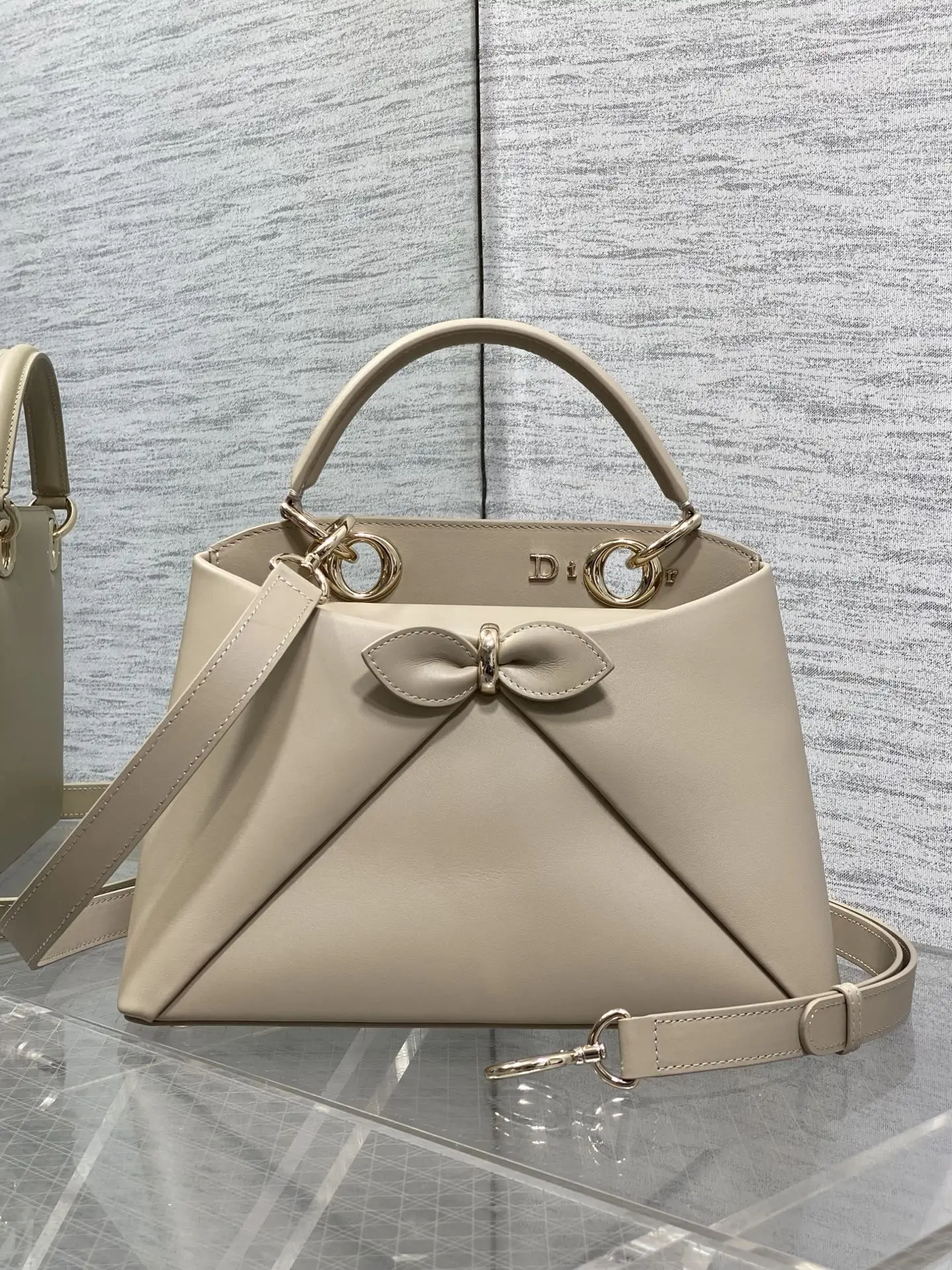 <p>Dior2026最新蝴蝶结手提包 把 蝴蝶结 焊在系列里.蝴蝶结也不再是小女生的甜腻感 新设计的轮廓与造型 配色 丰富 适配多人 甜酷平衡得刚好 0737</p><p>Size 28*18*8</p>