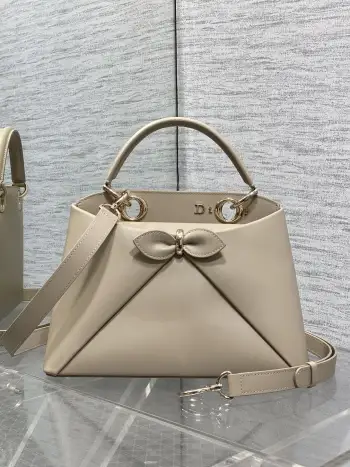 <p>Dior2026最新蝴蝶结手提包 把 蝴蝶结 焊在系列里.蝴蝶结也不再是小女生的甜腻感 新设计的轮廓与造型 配色 丰富 适配多人  甜酷平衡得刚好 0737</p><p>Size 28*18*8</p>
