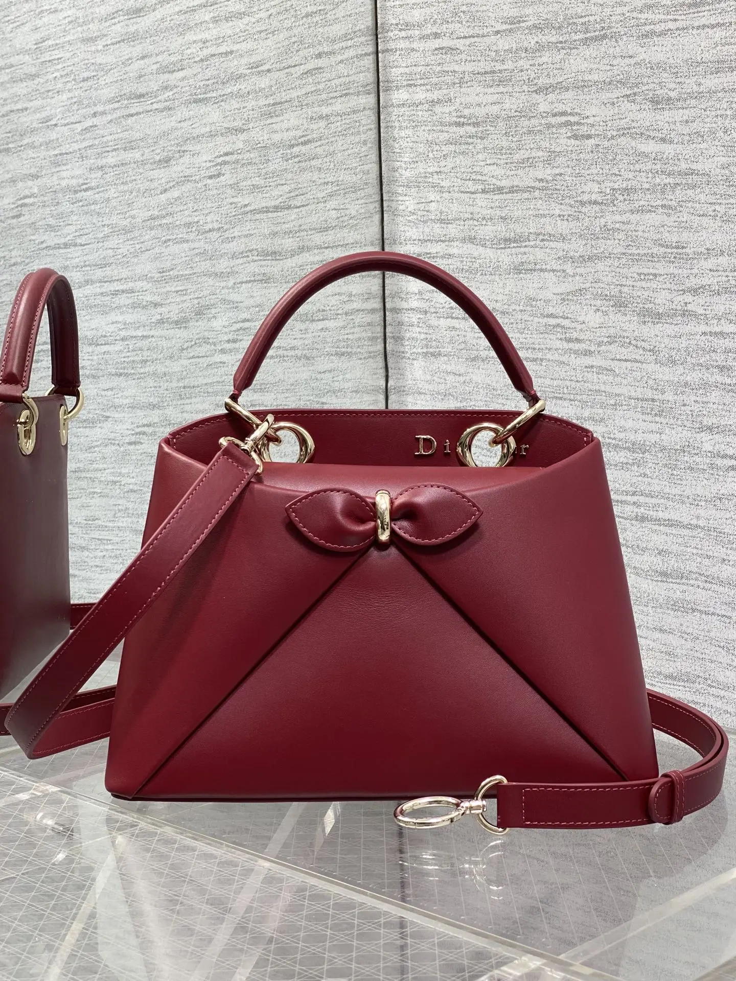 <p>Dior2026最新蝴蝶结手提包 把 蝴蝶结 焊在系列里.蝴蝶结也不再是小女生的甜腻感 新设计的轮廓与造型 配色 丰富 适配多人  甜酷平衡得刚好 0737</p><p>Size 28*18*8</p>