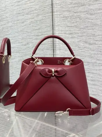 <p>Dior2026最新蝴蝶结手提包 把 蝴蝶结 焊在系列里.蝴蝶结也不再是小女生的甜腻感 新设计的轮廓与造型 配色 丰富 适配多人  甜酷平衡得刚好 0737</p><p>Size 28*18*8</p>