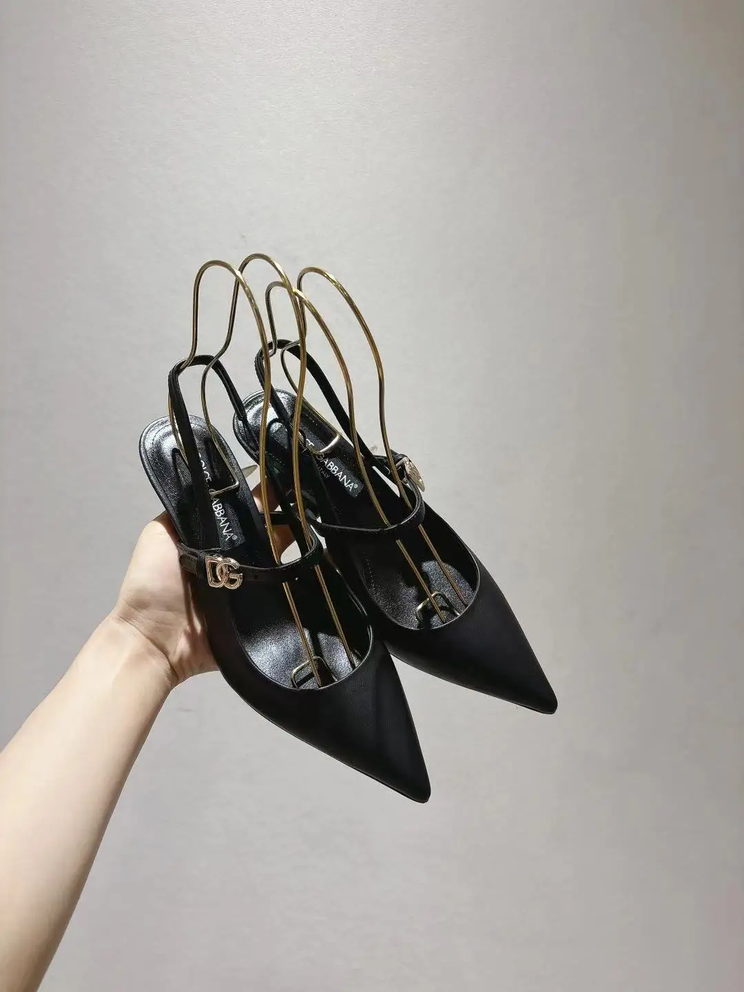 原单DG女鞋|高仿DG女鞋|精仿DG女鞋|一比一DG女鞋<p> dG尖头新款 35-42码数真皮大底头层牛皮面 羊皮内里垫脚 跟高6.5cm 10cm</p>