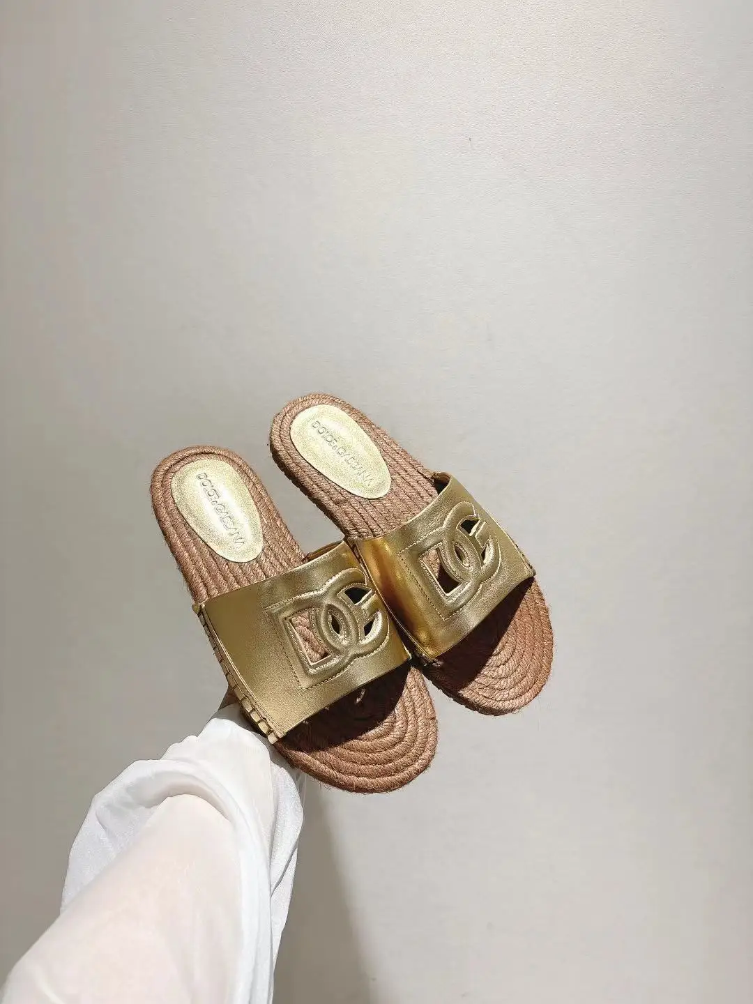 原单DG女鞋|高仿DG女鞋|精仿DG女鞋|一比一DG女鞋<p>dg新款35-43码数 麻绳底拖鞋鞋 羊皮印花内里垫脚</p>