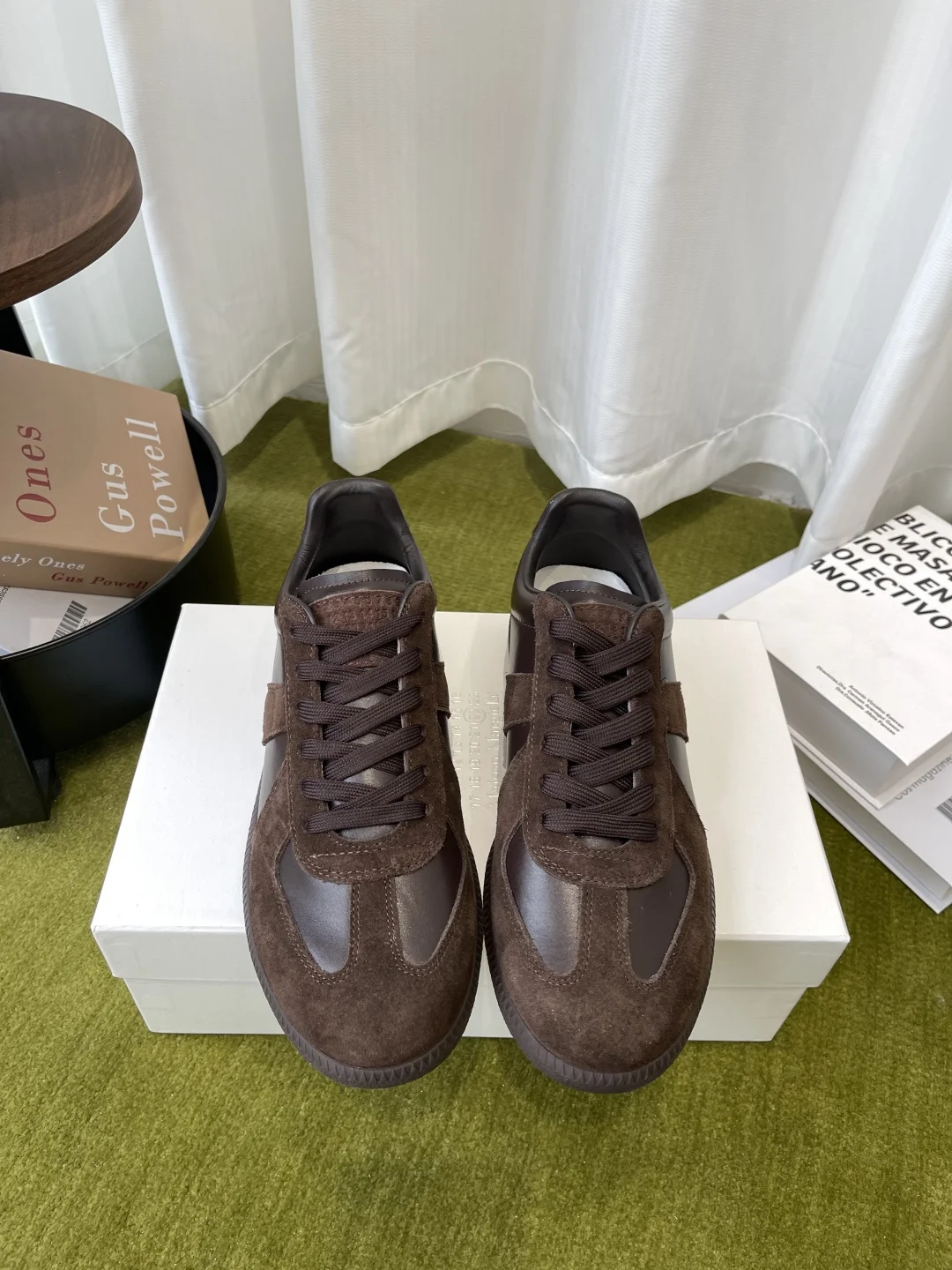 原单其它男鞋|高仿其它男鞋|精仿其它男鞋|一比一其它男鞋<p>MaisonMargiela MM6 马吉拉 经典德训鞋 休闲运动鞋 情侣款</p><p> 鬼才设计师品牌一个轻奢品牌 这一款德国训练鞋延续了经典的T形真皮拼接设计 <p>原版定制进口牛皮/麂皮/帆布</p><p>内里 进口柔软羊皮里 </p><p>原版开模橡胶耐磨牛筋底</p><p>码数 女35-40 / 男39-45</p><p>  女40 男45定做不退换 </p>