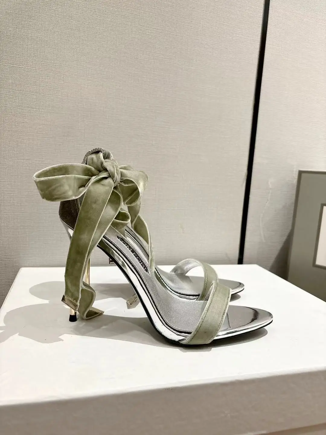 原单其他女鞋|高仿其他女鞋|精仿其他女鞋|一比一其他女鞋<p>TOM FORD汤姆福特新款 原版天鹅绒面料 羊皮内里垫脚</p><p>五金 原版定制1比 </p><p>跟高10.5cm</p><p>码数 35-42 40.41.42.定制</p>