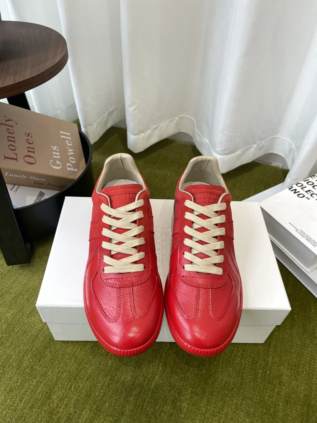 原单其它男鞋|高仿其它男鞋|精仿其它男鞋|一比一其它男鞋<p>MaisonMargiela MM6 马吉拉 经典德训鞋 休闲运动鞋 情侣款</p><p> 鬼才设计师品牌一个轻奢品牌 这一款德国训练鞋延续了经典的T形真皮拼接设计 <p>原版定制进口牛皮/麂皮/帆布</p><p>内里 进口柔软羊皮里 </p><p>原版开模橡胶耐磨牛筋底</p><p>码数 女35-40 / 男39-45</p><p>  女40 男45定做不退换 </p>