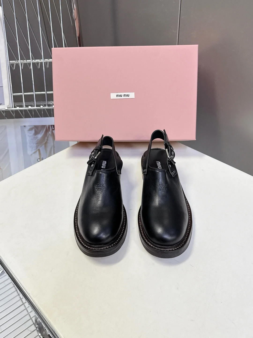原单MIUMIU女鞋|高仿MIUMIU女鞋|精仿MIUMIU女鞋|一比一MIUMIU女鞋<p> Miu Miu缪缪春夏最新款做旧撞色牛皮革搭扣穆勒鞋</p><p>超多明星网红种草 这双鞋自带 复古学院风 和 松弛工装感  适配性极强 鞋面采用经过特殊做旧处理的牛皮 自带复古做旧的质感 随着穿着还会形成独有的 包浆 效果 Size 35-41 40 41不退换 </p>