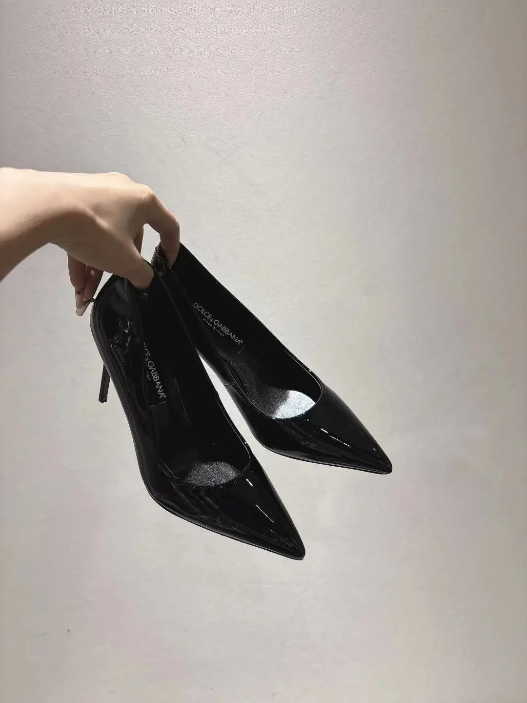 原单DG女鞋|高仿DG女鞋|精仿DG女鞋|一比一DG女鞋<p>原版牛漆皮材料 真皮大底 羊皮鞋垫 35-42码数 两种跟高10 cm 6.5cm </p>