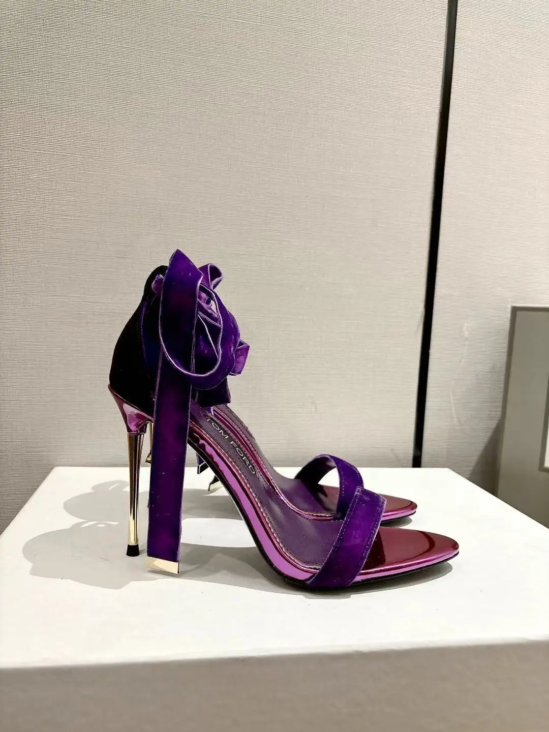 原单其他女鞋|高仿其他女鞋|精仿其他女鞋|一比一其他女鞋<p>TOM FORD汤姆福特新款 原版天鹅绒面料 羊皮内里垫脚</p><p>五金 原版定制1比 </p><p>跟高10.5cm</p><p>码数 35-42 40.41.42.定制</p>