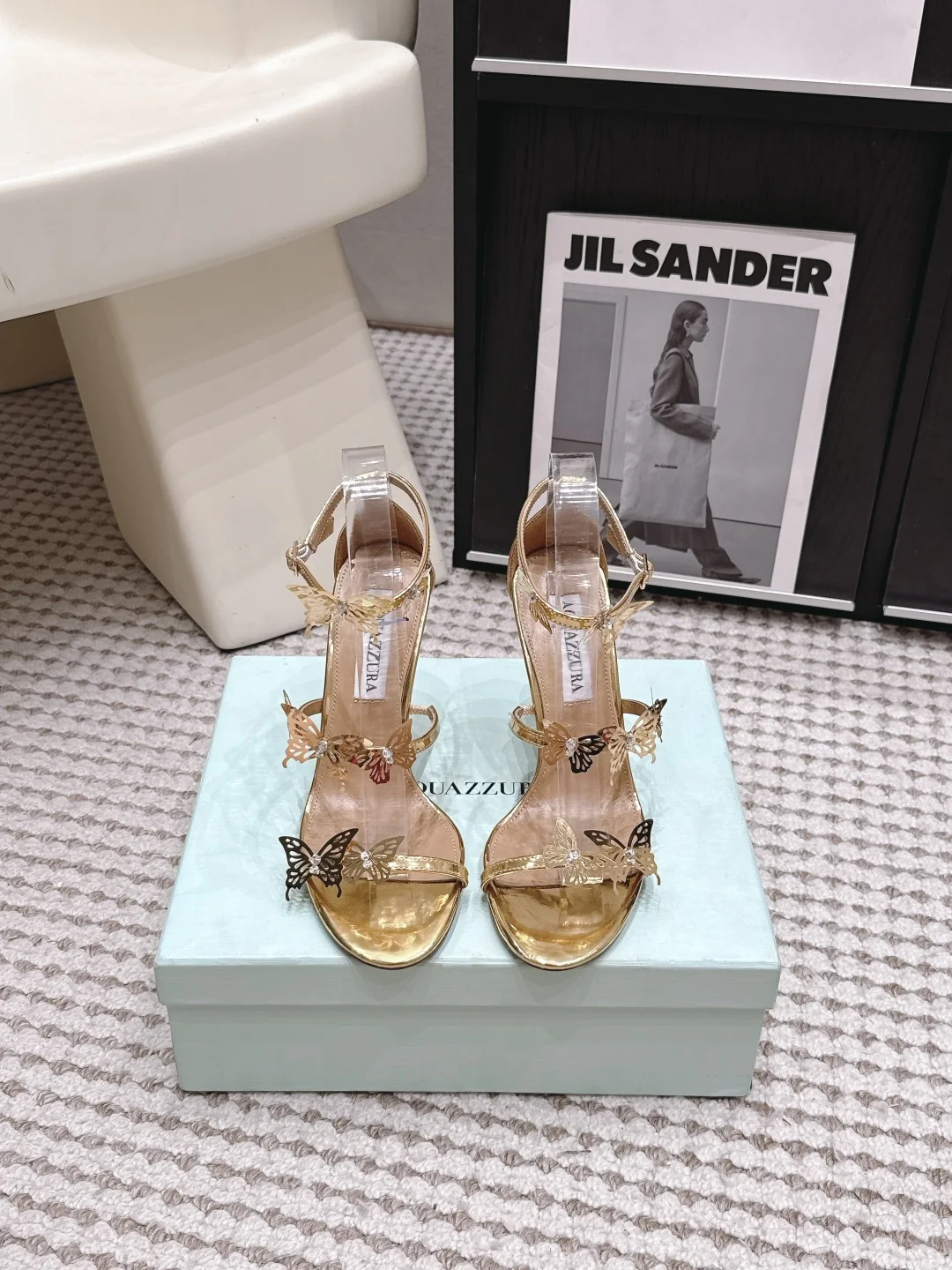 原单其他女鞋|高仿其他女鞋|精仿其他女鞋|一比一其他女鞋<p>Aquazzura 26s 新款 蝴蝶高跟凉鞋  </p><p>意大利奢侈品牌Aquazzura的金色蝴蝶高跟凉鞋 复古做旧金属+透明细带 优雅又轻盈 鞋面蝴蝶装饰超精致 细跟约8-10cm</p><p>拉长腿部线条 露趾设计透气 夏天穿超合适 无论搭配礼服还是日常穿搭 都能轻松提升造型感 是时尚与舒适的完美结合 </p><p>Size  35-39 34.40.41.42定做 </p>