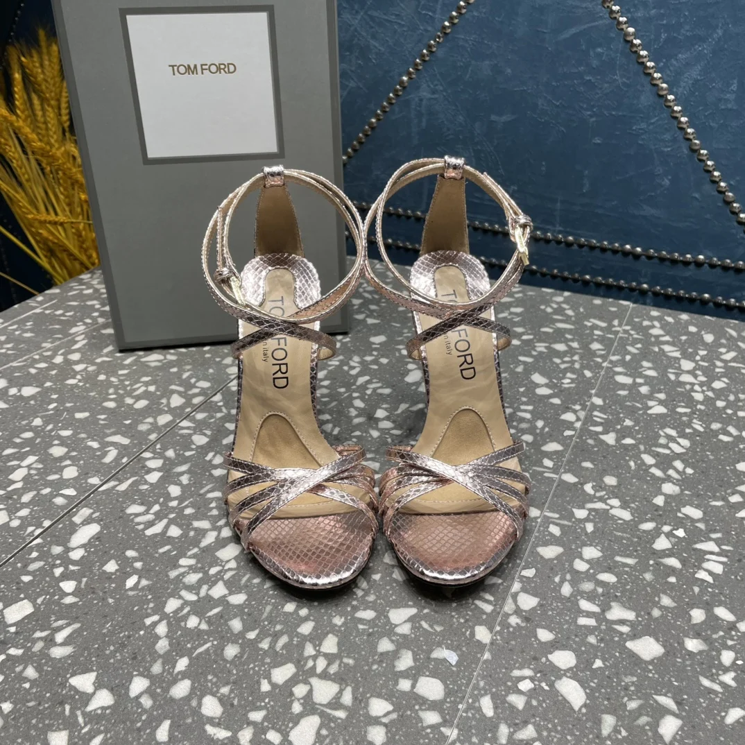 原单其他女鞋|高仿其他女鞋|精仿其他女鞋|一比一其他女鞋<p>TOM FORD汤姆福特新款 牛皮面料 羊皮内里垫脚</p><p>五金 原版定制1比 </p><p>跟高10.5cm</p><p>码数 35-42 40.41.42.定制</p>