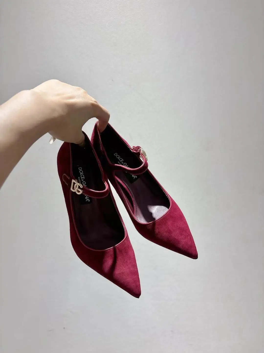 原单DG女鞋|高仿DG女鞋|精仿DG女鞋|一比一DG女鞋<p> dG尖头新款 35-42码数真皮大底 羊筋面 羊皮内里垫脚 跟高6.5cm 10cm</p>