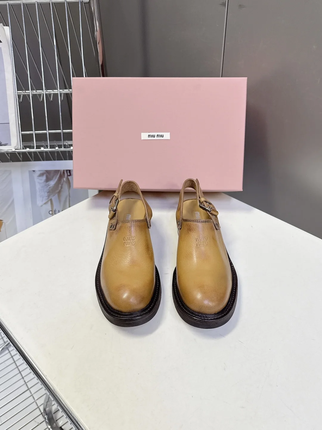 原单MIUMIU女鞋|高仿MIUMIU女鞋|精仿MIUMIU女鞋|一比一MIUMIU女鞋<p> Miu Miu缪缪春夏最新款做旧撞色牛皮革搭扣穆勒鞋</p><p>超多明星网红种草 这双鞋自带 复古学院风 和 松弛工装感  适配性极强 鞋面采用经过特殊做旧处理的牛皮 自带复古做旧的质感 随着穿着还会形成独有的 包浆 效果 Size 35-41 40 41不退换 </p>