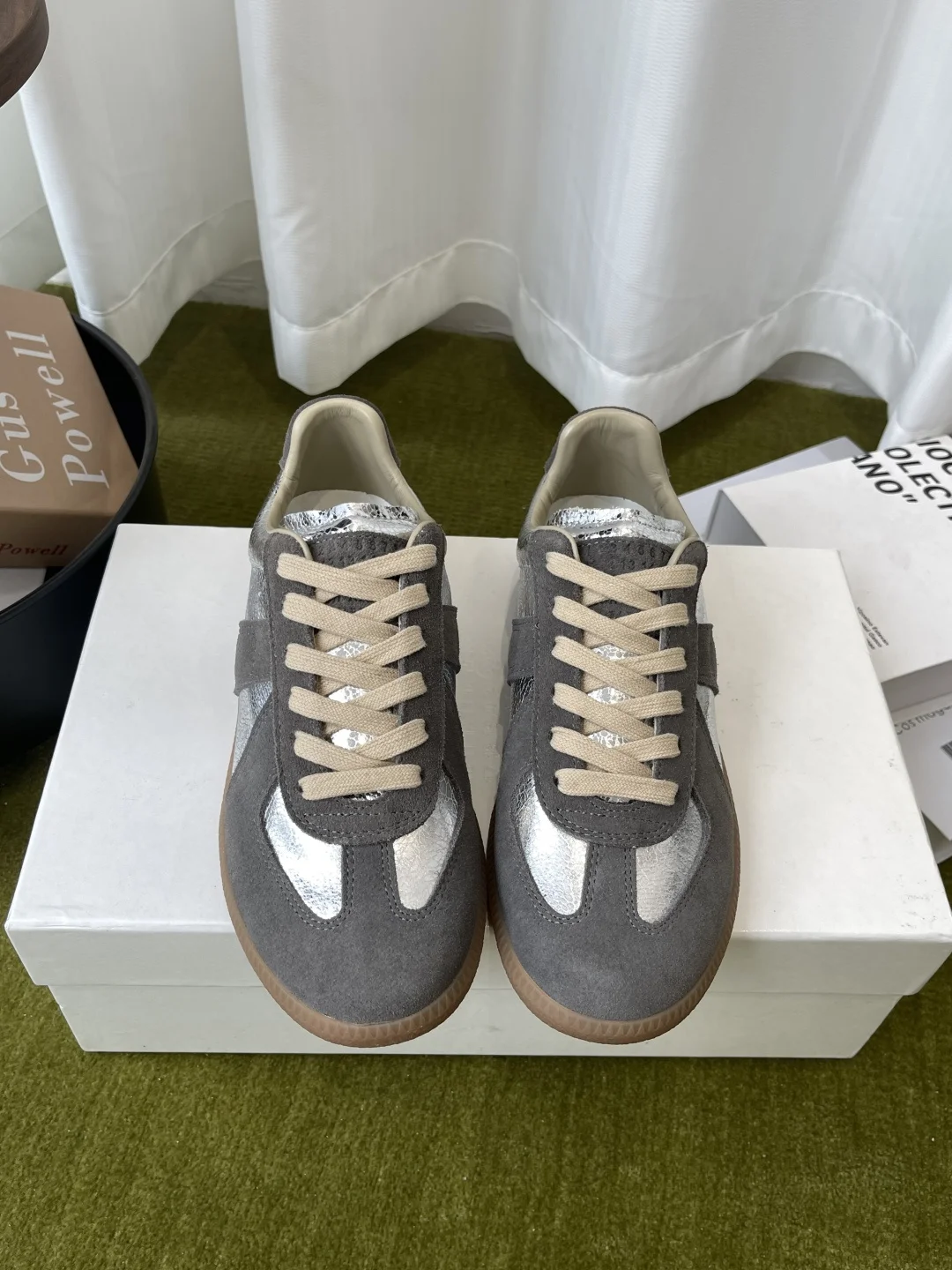 原单其它男鞋|高仿其它男鞋|精仿其它男鞋|一比一其它男鞋<p>MaisonMargiela MM6 马吉拉 经典德训鞋 休闲运动鞋 情侣款</p><p> 鬼才设计师品牌一个轻奢品牌 这一款德国训练鞋延续了经典的T形真皮拼接设计 <p>原版定制进口牛皮/麂皮/帆布</p><p>内里 进口柔软羊皮里 </p><p>原版开模橡胶耐磨牛筋底</p><p>码数 女35-40 / 男39-45</p><p>  女40 男45定做不退换 </p>