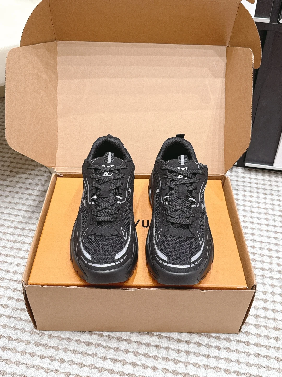 原单LV男鞋|高仿LV男鞋|精仿LV男鞋|一比一LV男鞋<p>Louis Vuitton路易威登 LV Tatic Runner 运动鞋</p><p>这款鞋是LV近年热门的 老爹鞋 系列之一 也是Pharrell Williams主理时期推出的新款 相比传统的LV Trainer板鞋 它的风格更偏向户外 复古运动 更适合搭配休闲 街头风穿搭 </p><p>采用网眼布与科技面料拼接打造鞋面 兼顾透气性与复古质感 <p>尺码 39-45 45定做 </p>