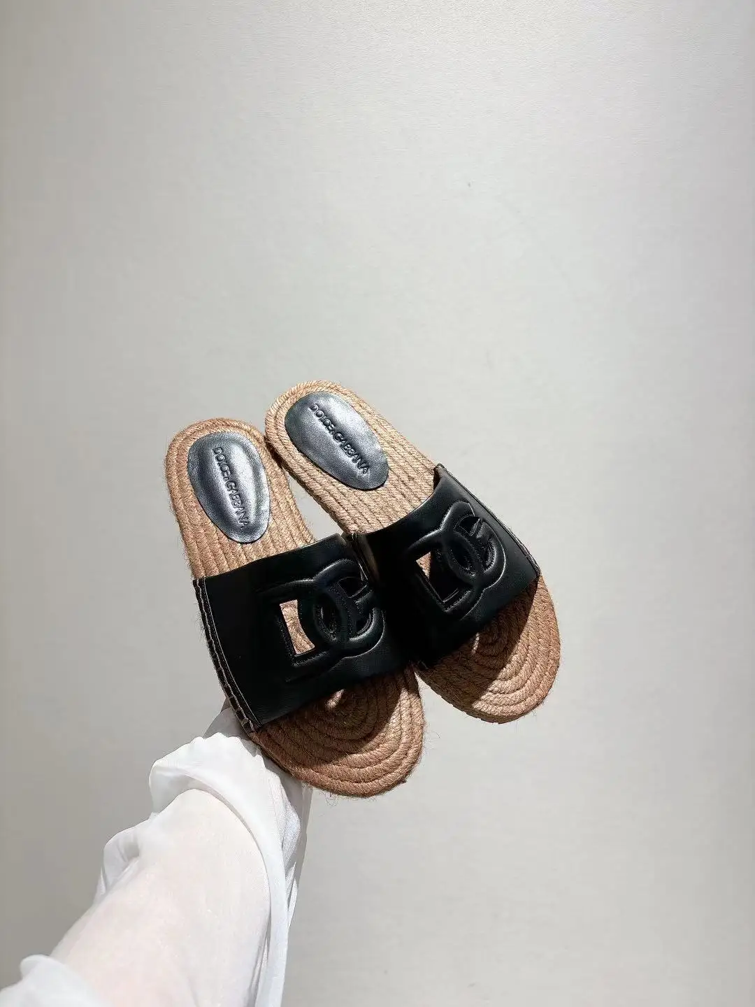 原单DG女鞋|高仿DG女鞋|精仿DG女鞋|一比一DG女鞋<p>dg新款35-43码数 麻绳底拖鞋鞋 羊皮印花内里垫脚 </p>