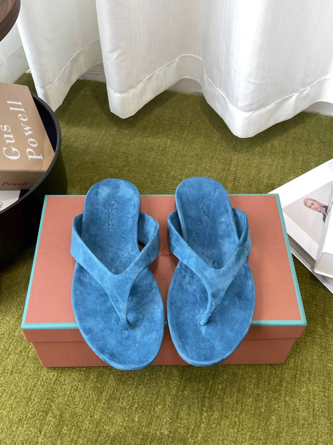 原单Loro Piana女鞋|高仿Loro Piana女鞋|精仿Loro Piana女鞋|一比一Loro Piana女鞋<p>Loro Piana 诺悠翩雅 26ss春夏新款 复古老钱风 夹脚凉拖鞋</p><p> 上脚一走就会被彻底沦陷 极简的设计吸睛耐看 穿搭加分项呀 软乎乎的脚感质感出众</p><p>不会磨脚就很nice搭配软软糯糯的鞋底 日常通行久穿不累哦 简直不要太气质 脚感和质感都拿捏 关键是显腿长不累脚 主打的就是一个刚刚好</p><p>材质进口羊京皮 内里羊京</p><p>码数 35-40 40定做 </p>