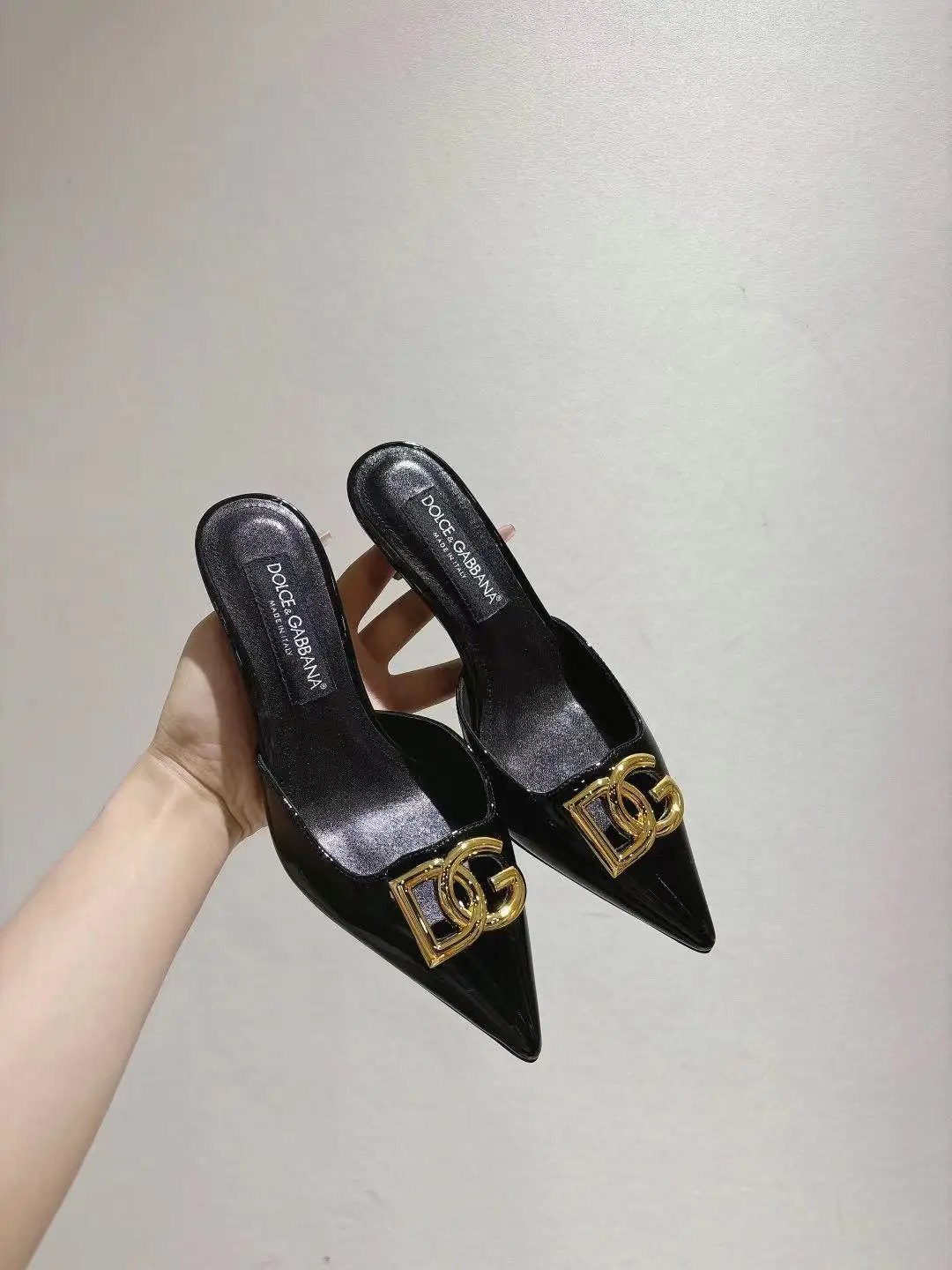 原单DG女鞋|高仿DG女鞋|精仿DG女鞋|一比一DG女鞋<p>杜嘉班纳新款原标面料 羊皮内里鞋垫 真皮大底 35-42码</p>