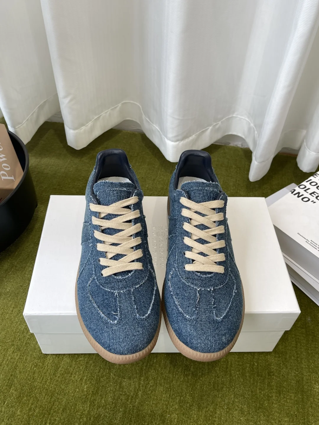 原单其它男鞋|高仿其它男鞋|精仿其它男鞋|一比一其它男鞋<p>MaisonMargiela MM6 马吉拉 经典德训鞋 休闲运动鞋 情侣款</p><p> 鬼才设计师品牌一个轻奢品牌 这一款德国训练鞋延续了经典的T形真皮拼接设计 <p>原版定制进口牛皮/麂皮/帆布</p><p>内里 进口柔软羊皮里 </p><p>原版开模橡胶耐磨牛筋底</p><p>码数 女35-40 / 男39-45</p><p>  女40 男45定做不退换 </p>