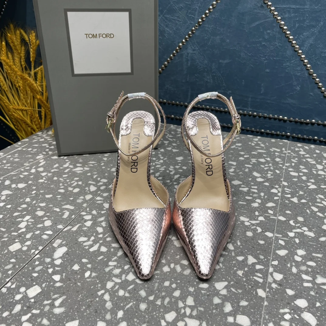 原单其他女鞋|高仿其他女鞋|精仿其他女鞋|一比一其他女鞋<p>TOM FORD汤姆福特新款 牛皮面料 羊皮内里垫脚</p><p>五金 原版定制1比 </p><p>跟高10.5cm</p><p>码数 35-42 40.41.42.定制</p>