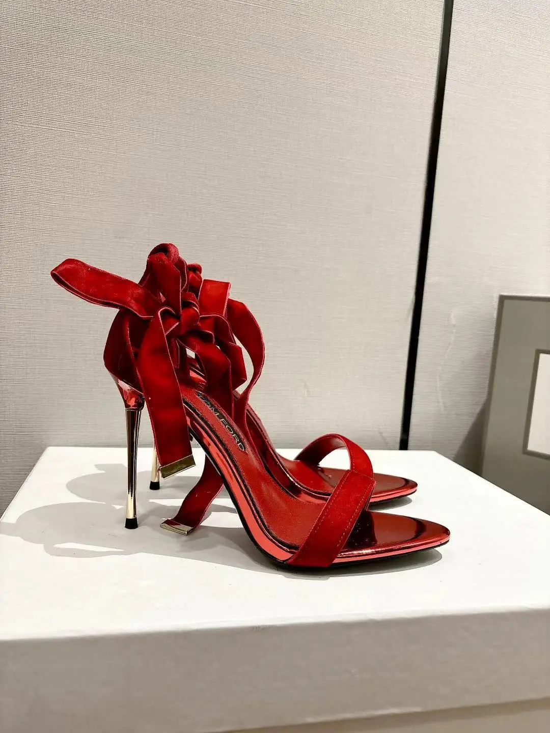 原单其他女鞋|高仿其他女鞋|精仿其他女鞋|一比一其他女鞋<p>TOM FORD汤姆福特新款 原版天鹅绒面料 羊皮内里垫脚</p><p>五金 原版定制1比 </p><p>跟高10.5cm</p><p>码数 35-42 40.41.42.定制</p>