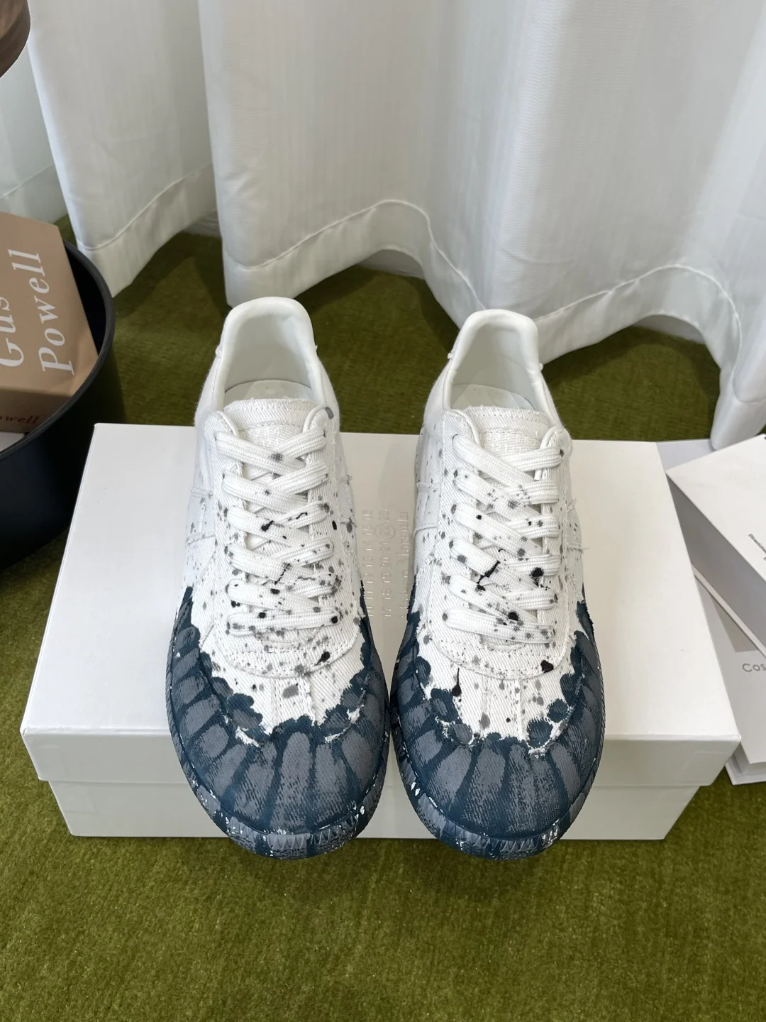 原单其它男鞋|高仿其它男鞋|精仿其它男鞋|一比一其它男鞋<p>MaisonMargiela MM6 马吉拉 经典德训鞋 休闲运动鞋 情侣款</p><p> 鬼才设计师品牌一个轻奢品牌 这一款德国训练鞋延续了经典的T形真皮拼接设计 <p>原版定制进口牛皮/麂皮/帆布</p><p>内里 进口柔软羊皮里 </p><p>原版开模橡胶耐磨牛筋底</p><p>码数 女35-40 / 男39-45</p><p>  女40 男45定做不退换 </p>