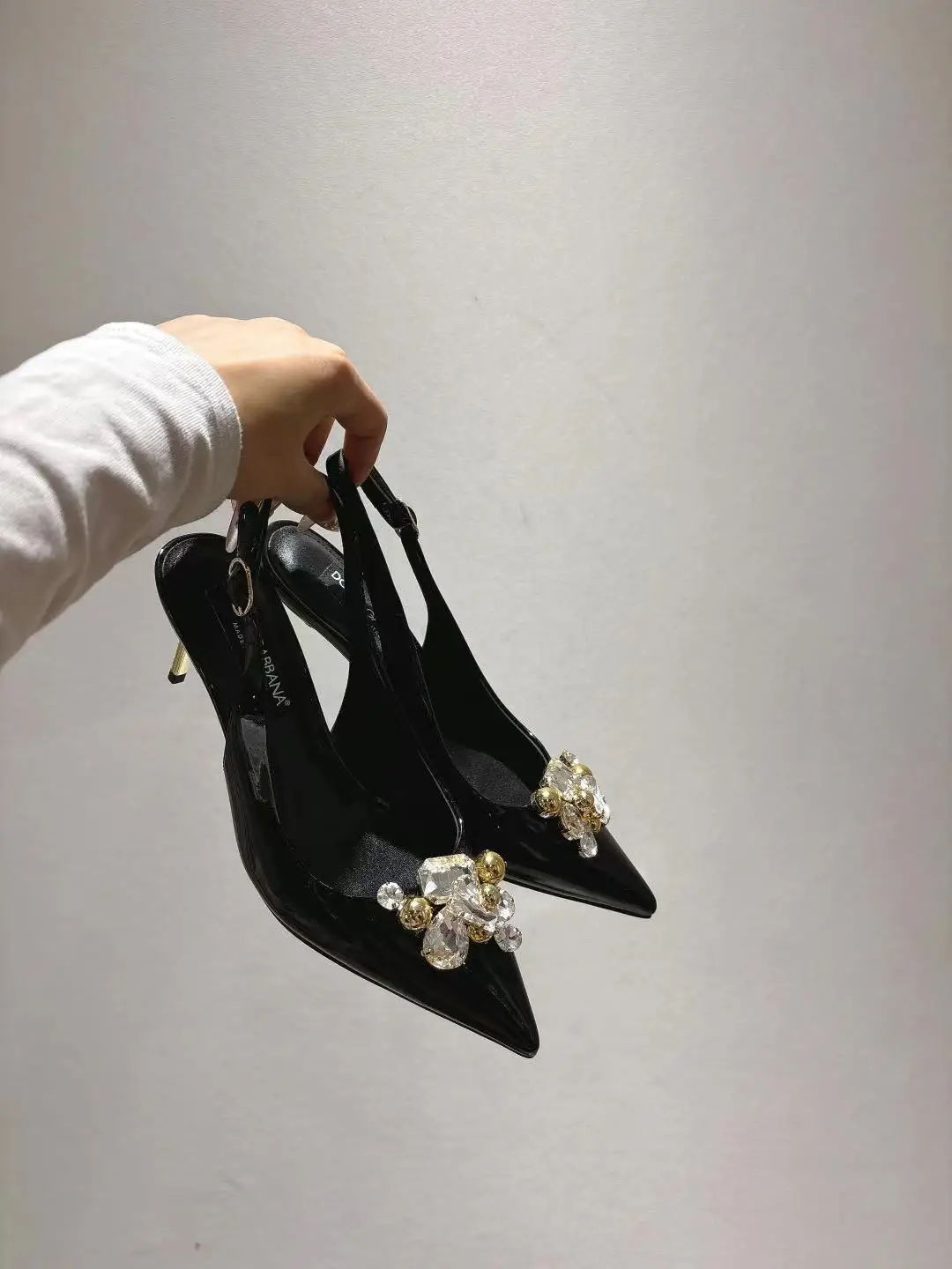 原单DG女鞋|高仿DG女鞋|精仿DG女鞋|一比一DG女鞋<p> 新新款 34-42码数真皮大底 尖头漆皮面料单鞋 羊皮内里垫脚 跟高6.5 10cm (34 35 42码数定制不退不换)</p>