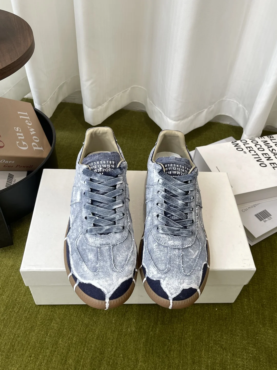 原单其它男鞋|高仿其它男鞋|精仿其它男鞋|一比一其它男鞋<p>MaisonMargiela MM6 马吉拉 经典德训鞋 休闲运动鞋 情侣款</p><p> 鬼才设计师品牌一个轻奢品牌 这一款德国训练鞋延续了经典的T形真皮拼接设计 <p>原版定制进口牛皮/麂皮/帆布</p><p>内里 进口柔软羊皮里 </p><p>原版开模橡胶耐磨牛筋底</p><p>码数 女35-40 / 男39-45</p><p>  女40 男45定做不退换 </p>