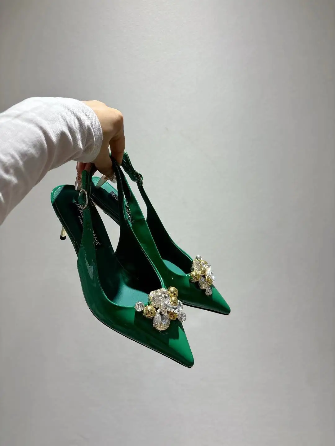 原单DG女鞋|高仿DG女鞋|精仿DG女鞋|一比一DG女鞋<p> 新新款 34-42码数真皮大底 尖头漆皮面料单鞋 羊皮内里垫脚 跟高6.5 10cm (34 35 42码数定制不退不换)</p>