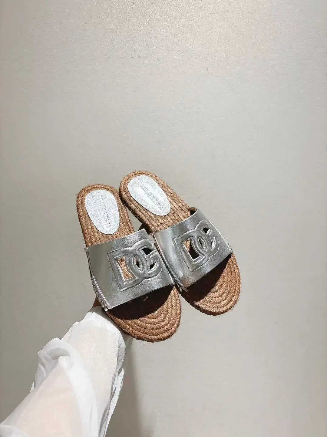 原单DG女鞋|高仿DG女鞋|精仿DG女鞋|一比一DG女鞋<p>dg新款35-43码数 麻绳底拖鞋鞋 羊皮印花内里垫脚</p>