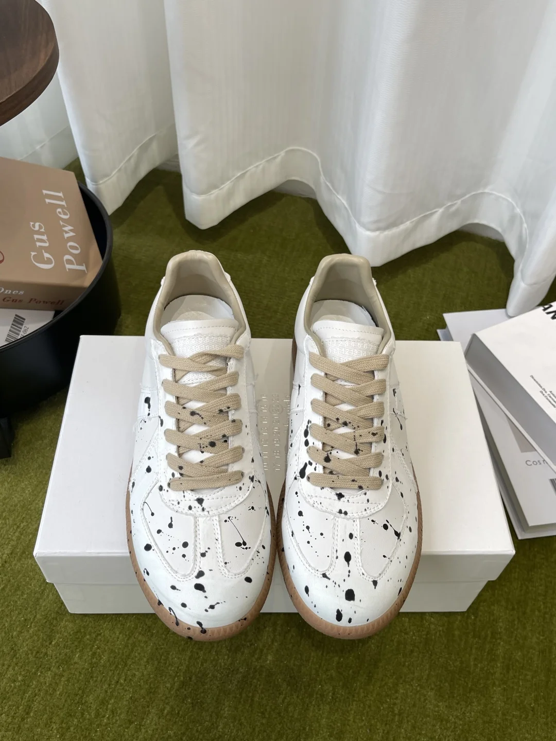 原单其它男鞋|高仿其它男鞋|精仿其它男鞋|一比一其它男鞋<p>MaisonMargiela MM6 马吉拉 经典德训鞋 休闲运动鞋 情侣款</p><p> 鬼才设计师品牌一个轻奢品牌 这一款德国训练鞋延续了经典的T形真皮拼接设计 <p>原版定制进口牛皮/麂皮/帆布</p><p>内里 进口柔软羊皮里 </p><p>原版开模橡胶耐磨牛筋底</p><p>码数 女35-40 / 男39-45</p><p>  女40 男45定做不退换 </p>