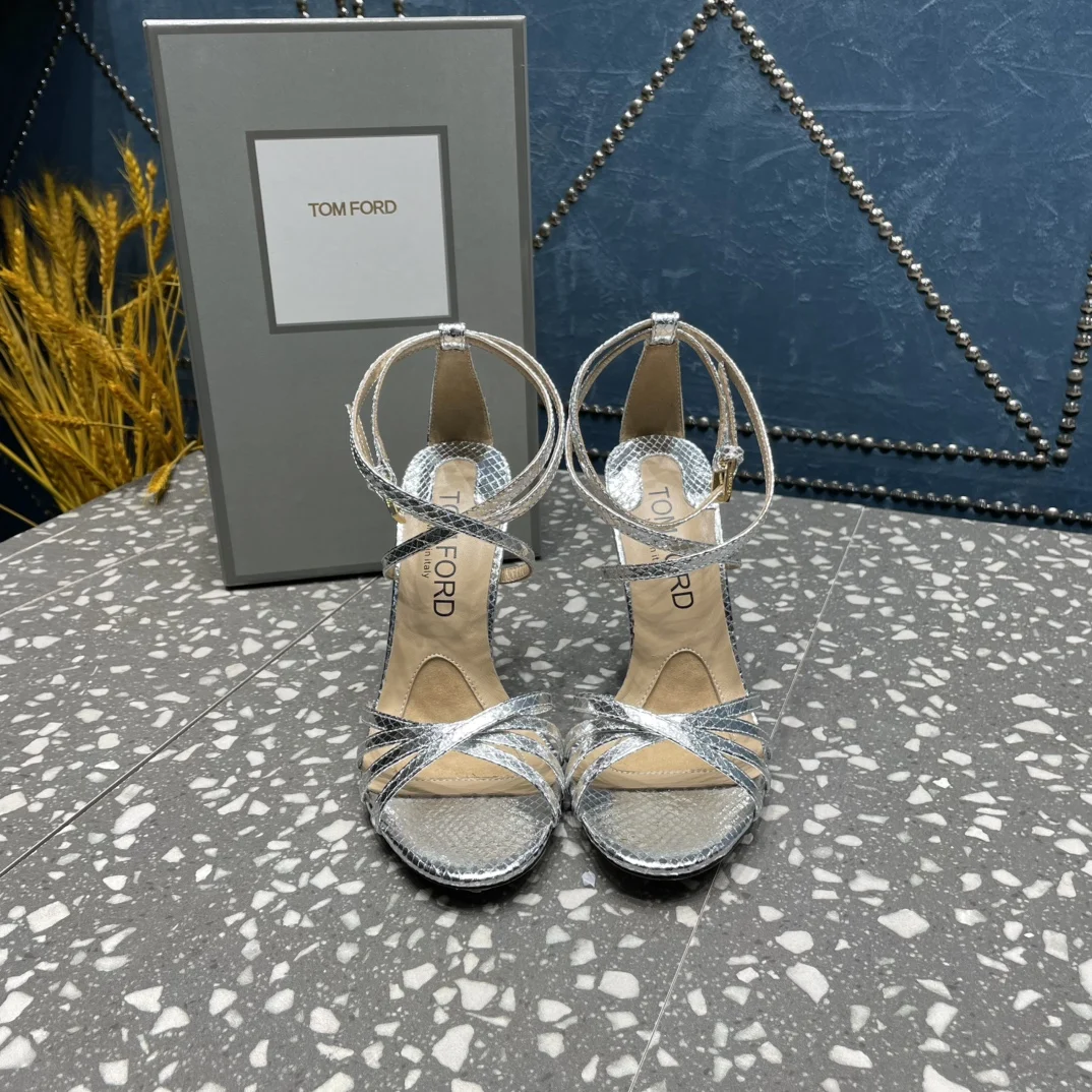 原单其他女鞋|高仿其他女鞋|精仿其他女鞋|一比一其他女鞋<p>TOM FORD汤姆福特新款 牛皮面料 羊皮内里垫脚</p><p>五金 原版定制1比 </p><p>跟高10.5cm</p><p>码数 35-42 40.41.42.定制</p>