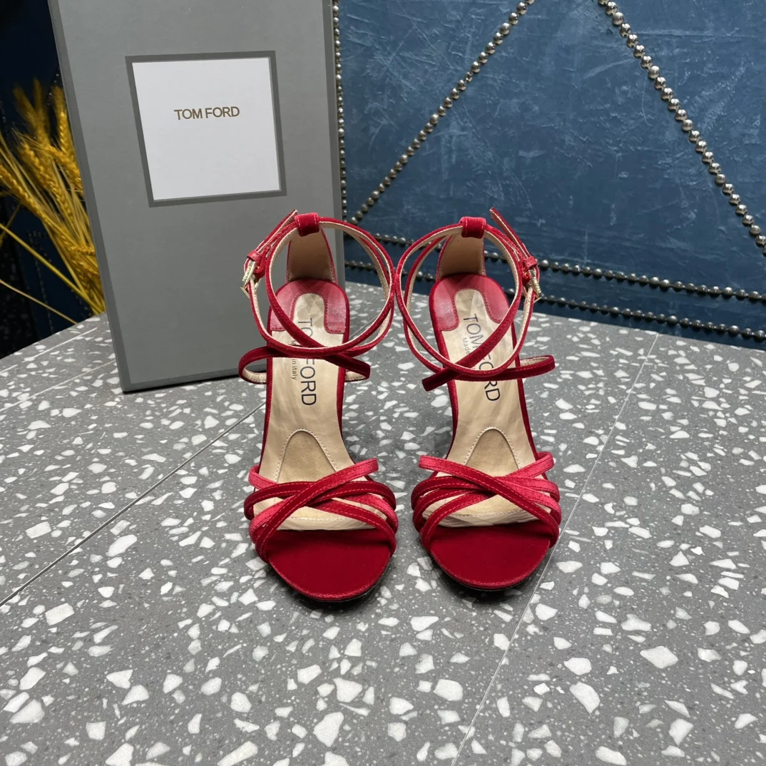 原单其他女鞋|高仿其他女鞋|精仿其他女鞋|一比一其他女鞋<p>TOM FORD汤姆福特新款 牛皮面料 羊皮内里垫脚</p><p>五金 原版定制1比 </p><p>跟高10.5cm</p><p>码数 35-42 40.41.42.定制</p>