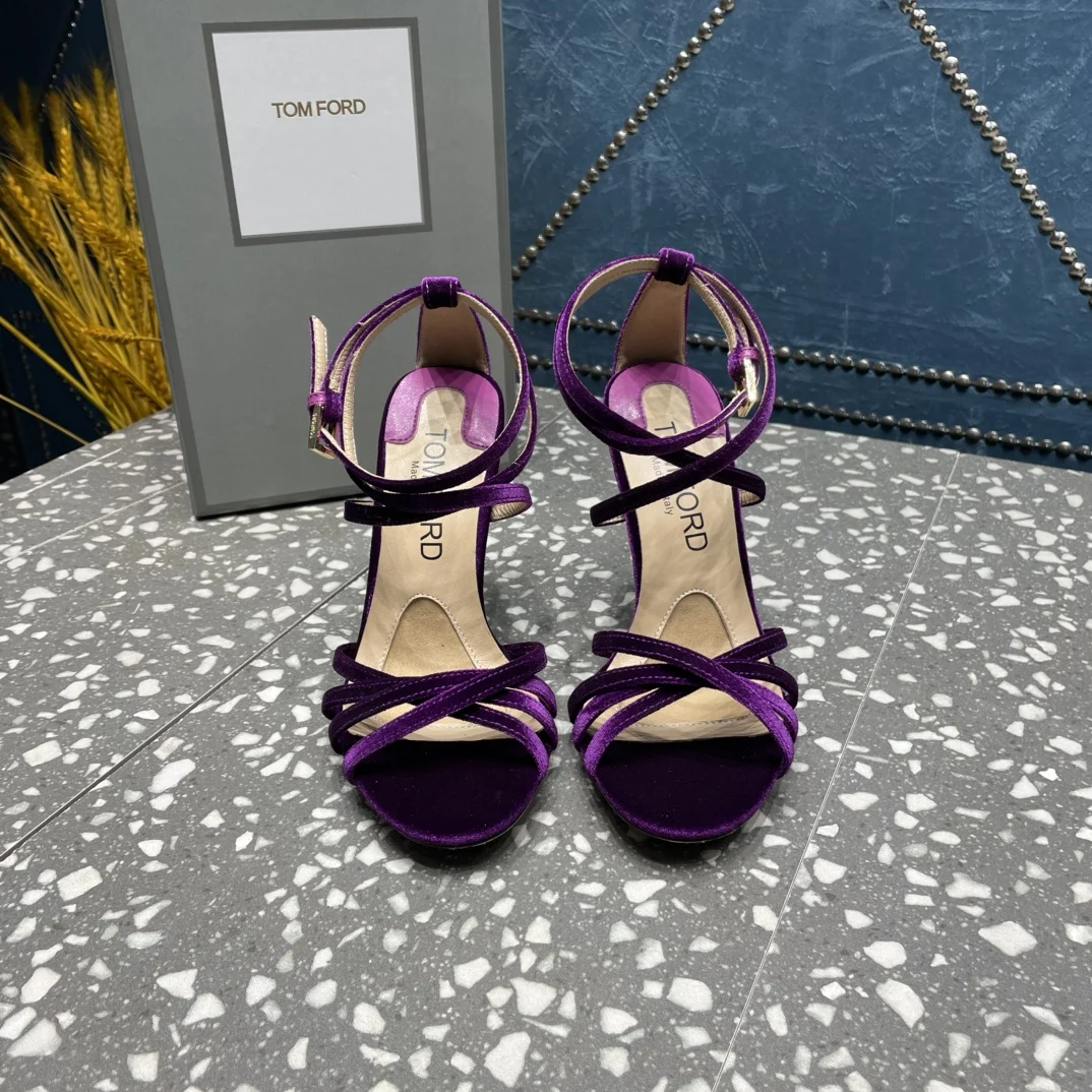 原单其他女鞋|高仿其他女鞋|精仿其他女鞋|一比一其他女鞋<p>TOM FORD汤姆福特新款 牛皮面料 羊皮内里垫脚</p><p>五金 原版定制1比 </p><p>跟高10.5cm</p><p>码数 35-42 40.41.42.定制</p>