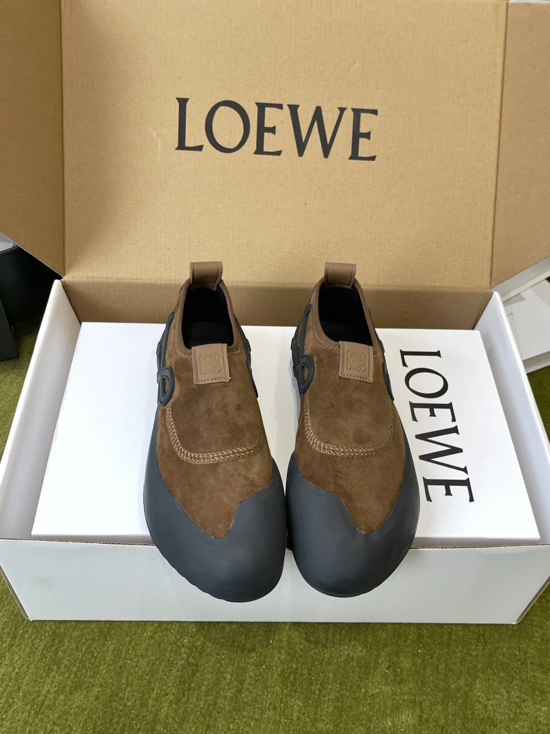 原单其它男鞋|高仿其它男鞋|精仿其它男鞋|一比一其它男鞋<p>Loewe 罗意威 Grip攀岩 运动鞋 NEw Loewe 2026春夏系列</p><p> 新款Grip运动鞋 设计灵感来源于传统攀岩鞋的风格 别致造型 搭配不对称鞋头 模压TPU元素外底 带来轻盈的穿着体验 鞋舌饰压纹Anagram 鞋跟饰有LOEWE提花织带 极具辦识度</p><p>标志性的橡胶鞋头麂皮拼接 鞋侧的LOEWE Logo 低调又有辦识度 整体造型像把专业 攀岩鞋 搬进了时尚圈 复古又充满力量感</p><p>面料麂皮</p><p>內里原版羊皮</p><p>原版橡胶大底</p><p>码数 35-40 40定做 </p>