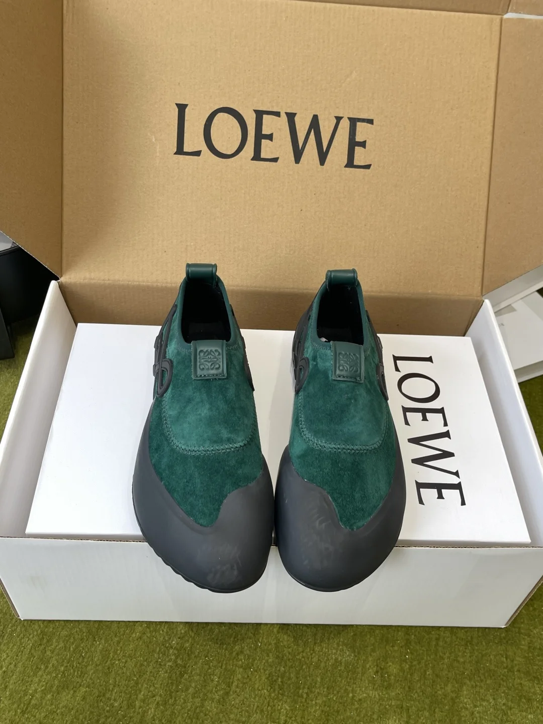 原单其它男鞋|高仿其它男鞋|精仿其它男鞋|一比一其它男鞋<p>Loewe 罗意威 Grip攀岩 运动鞋 NEw Loewe 2026春夏系列</p><p> 新款Grip运动鞋 设计灵感来源于传统攀岩鞋的风格 别致造型 搭配不对称鞋头 模压TPU元素外底 带来轻盈的穿着体验 鞋舌饰压纹Anagram 鞋跟饰有LOEWE提花织带 极具辦识度</p><p>标志性的橡胶鞋头麂皮拼接 鞋侧的LOEWE Logo 低调又有辦识度 整体造型像把专业 攀岩鞋 搬进了时尚圈 复古又充满力量感</p><p>面料麂皮</p><p>內里原版羊皮</p><p>原版橡胶大底</p><p>码数 35-40 40定做 </p>