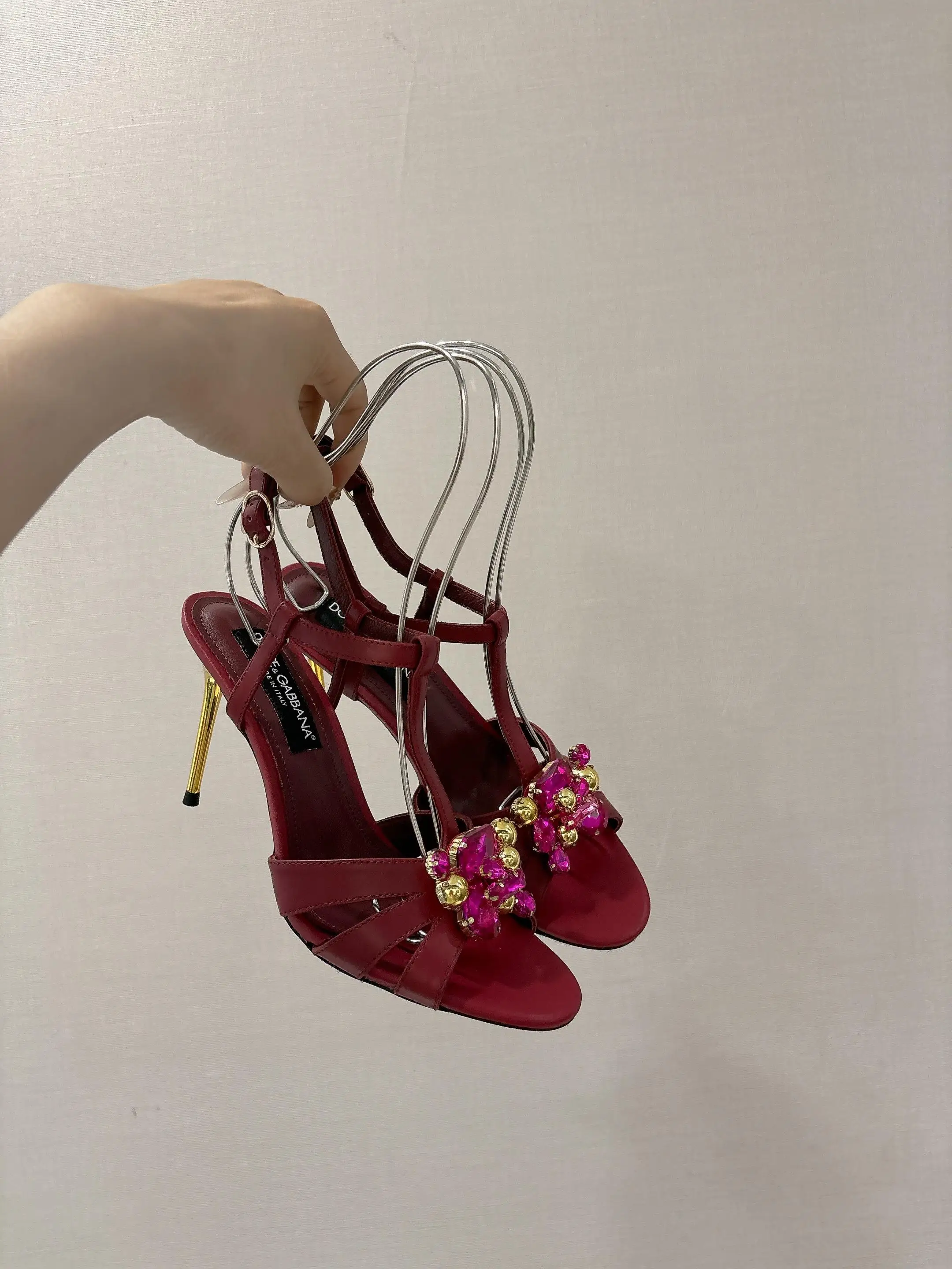 原单DG女鞋|高仿DG女鞋|精仿DG女鞋|一比一DG女鞋<p>dg新款镶钻凉鞋 头层牛皮面料 真皮大底 羊皮鞋垫 35-42码数 跟高10cm  6.5cm</p>