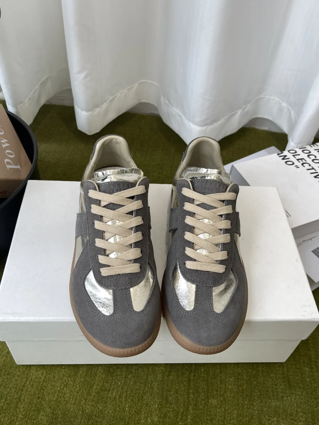 原单其它男鞋|高仿其它男鞋|精仿其它男鞋|一比一其它男鞋<p>MaisonMargiela MM6 马吉拉 经典德训鞋 休闲运动鞋 情侣款</p><p> 鬼才设计师品牌一个轻奢品牌 这一款德国训练鞋延续了经典的T形真皮拼接设计 <p>原版定制进口牛皮/麂皮/帆布</p><p>内里 进口柔软羊皮里 </p><p>原版开模橡胶耐磨牛筋底</p><p>码数 女35-40 / 男39-45</p><p>  女40 男45定做不退换 </p>