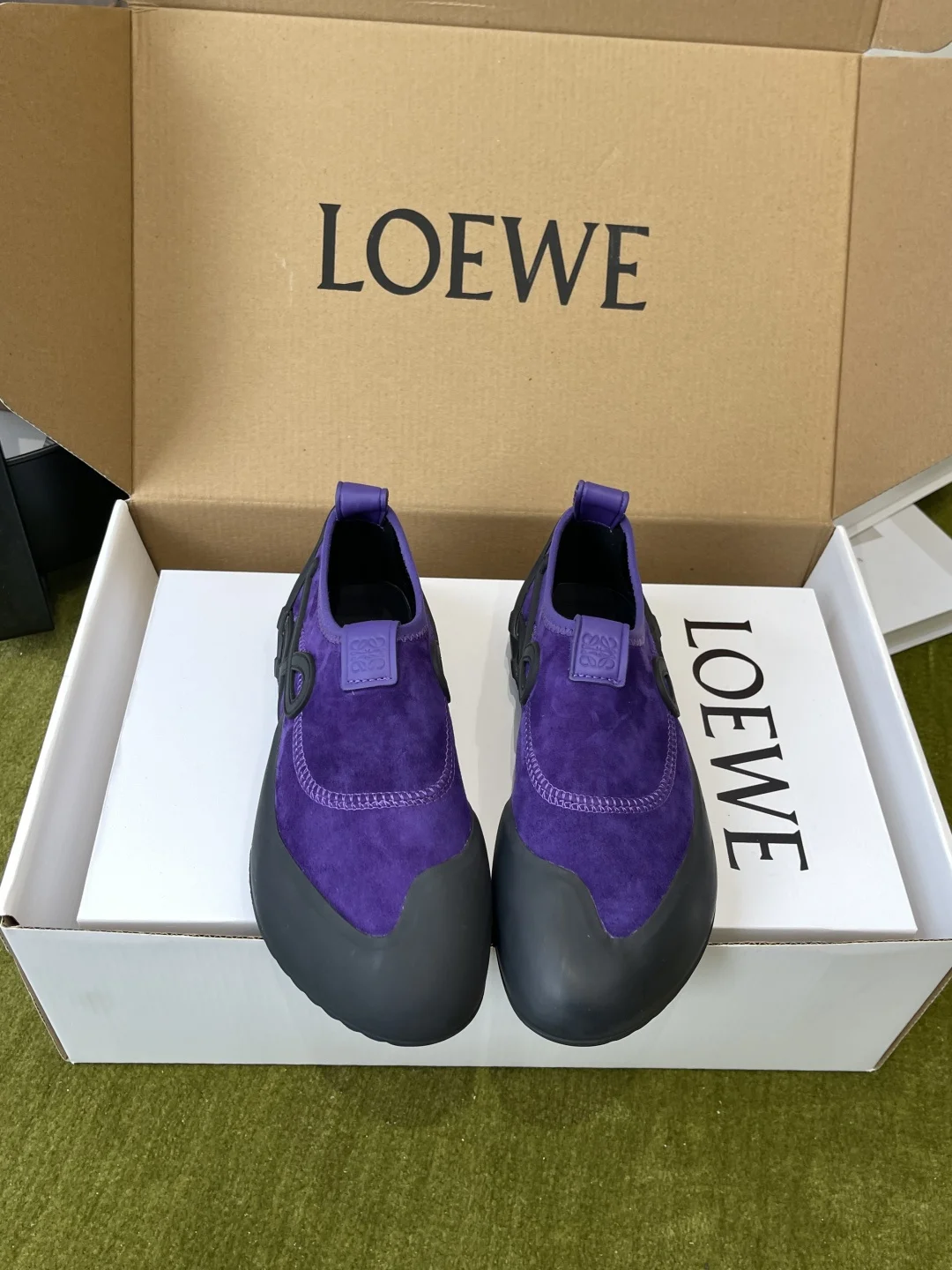 原单其它男鞋|高仿其它男鞋|精仿其它男鞋|一比一其它男鞋<p>Loewe 罗意威 Grip攀岩 运动鞋 NEw Loewe 2026春夏系列</p><p> 新款Grip运动鞋 设计灵感来源于传统攀岩鞋的风格 别致造型 搭配不对称鞋头 模压TPU元素外底 带来轻盈的穿着体验 鞋舌饰压纹Anagram 鞋跟饰有LOEWE提花织带 极具辦识度</p><p>标志性的橡胶鞋头麂皮拼接 鞋侧的LOEWE Logo 低调又有辦识度 整体造型像把专业 攀岩鞋 搬进了时尚圈 复古又充满力量感</p><p>面料麂皮</p><p>內里原版羊皮</p><p>原版橡胶大底</p><p>码数 35-40 40定做 </p>