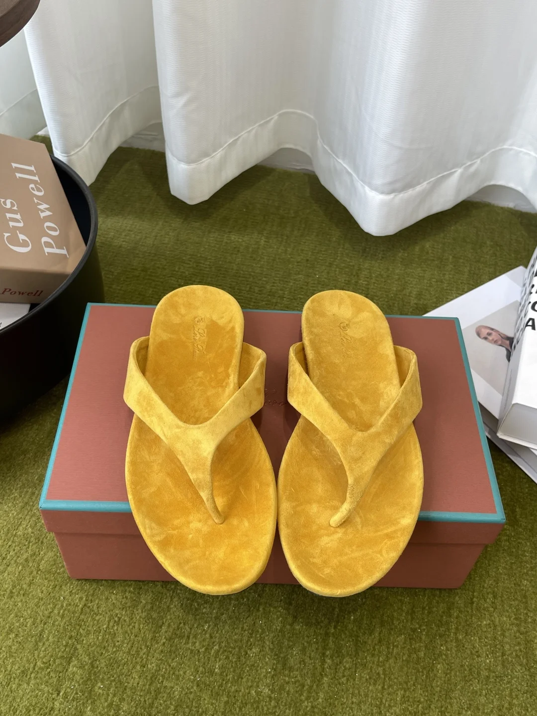 原单Loro Piana女鞋|高仿Loro Piana女鞋|精仿Loro Piana女鞋|一比一Loro Piana女鞋<p>Loro Piana 诺悠翩雅 26ss春夏新款 复古老钱风 夹脚凉拖鞋</p><p> 上脚一走就会被彻底沦陷 极简的设计吸睛耐看 穿搭加分项呀 软乎乎的脚感质感出众</p><p>不会磨脚就很nice搭配软软糯糯的鞋底 日常通行久穿不累哦 简直不要太气质 脚感和质感都拿捏 关键是显腿长不累脚 主打的就是一个刚刚好</p><p>材质进口羊京皮 内里羊京</p><p>码数 35-40 40定做 </p>