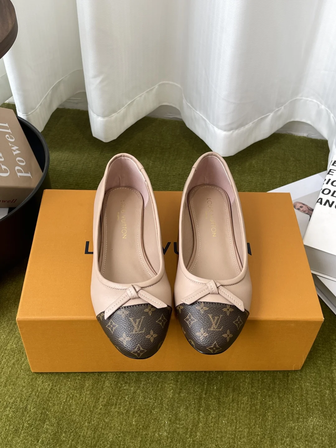 原单LV女鞋|高仿LV女鞋|精仿LV女鞋|一比一LV女鞋<p>Louis Vuitton 路易威登 26Bella春夏最新款 玛丽珍单鞋 </p><p> 简约精致高级感满满 尽显优雅气质 上脚超好看 拉满了夏日美鞋 经典Monogram花卉字母图案 辨识度超高 复古又时髦平底设计 日常通勤 舒适好穿</p><p>鞋面原版定制牛皮</p><p>内里羊皮内里</p><p>意大利进口真皮大底 </p><p>码数 35-41 40 41定做不退换 </p>